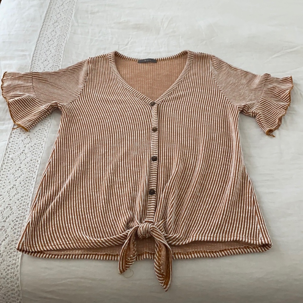 Rust/white striped button front shirt with flutter sleeves and a front tie szM